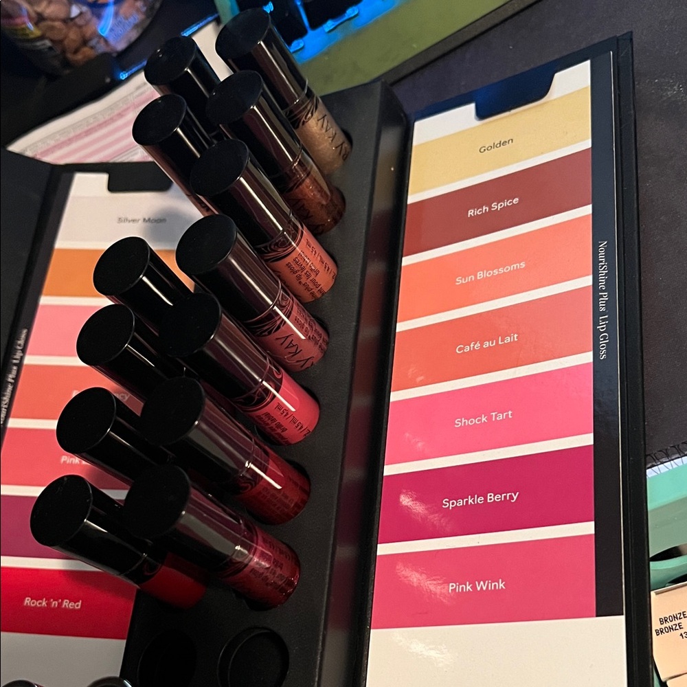 ONE Lipgloss of Your Choice MARY KAY